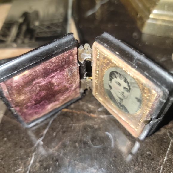 Antique 19th Century Daguerreotype photographSmall broken. I have others avail - Picture 10 of 14